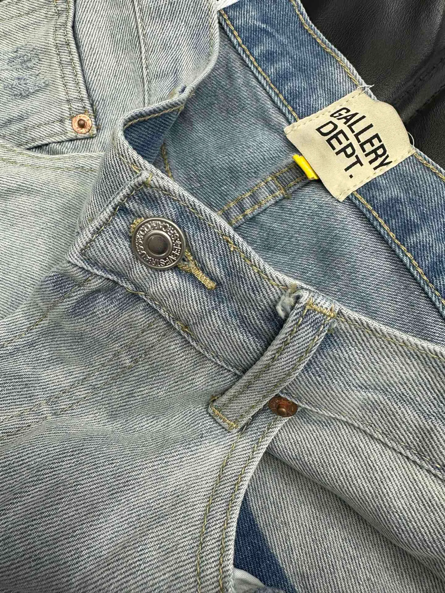 #8103 P240💰 GALLERY DEPT High Street Washed Embroidery Color Letters Water Ripple American Flare Pants Jeans -Original purchase and pattern making to truly restore the ultimate vintage texture -Original hardware accessories, washed and other elevators, QR code analysis are all purchased from the original factory, high degree of restoration, you are welcome to compare with a certain product ~ -Three-dimensional version Loose and comfortable, not picky about the figure, taller and slimmer, factory Seiko, original factory quality control, same style for men and women, can be matched with couples Versatile recommendation: must-have jeans for all seasons Color: blue Size: S-XXL (28-36)